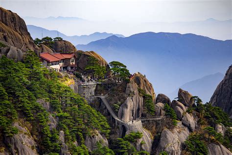 Xianghua Mountain Scenic Area – A Majestic Peak and an Ancient Tapestry of Culture!