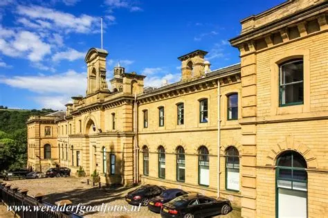  Saltaire's Victorian Village: A Glimpse into Industrial Heritage and Artistic Expression!