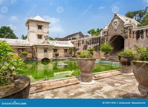 Taman Sari: A Mystical Water Palace Steeped in Javanese History!